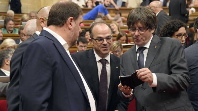 Puigdemont junto a Junqueras y Turull.