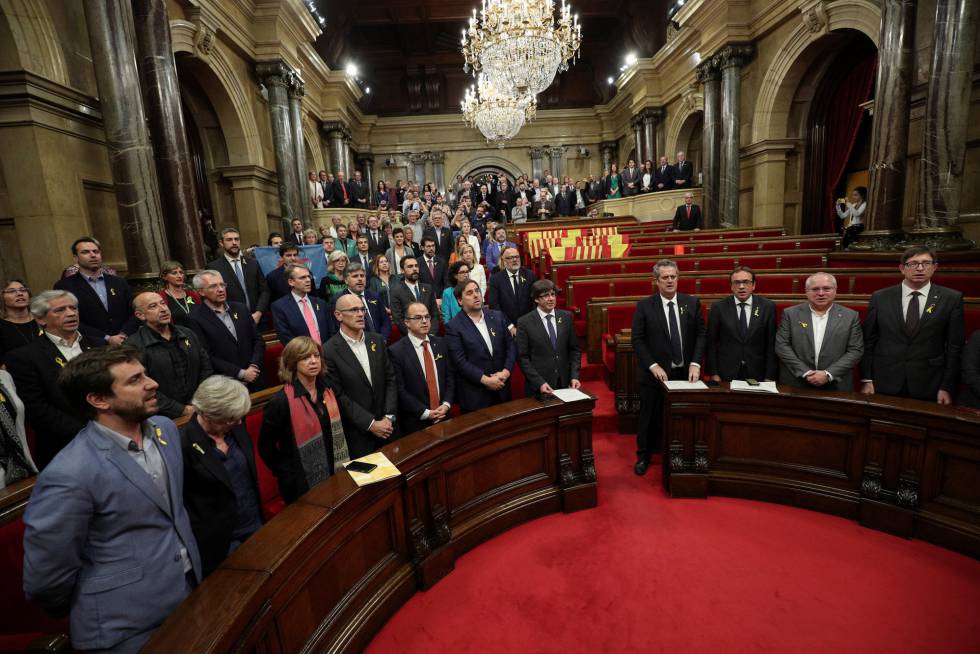 Catalan government and pro independence deputies sing the Catalan anthem after the Catalan regional Parliament declared independence from Spain in Barcelona, October 27, 2017. REUTERSAlbert Gea