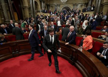 El presidente catalán Carles Puigdemont saliendo del Parlament en Barcelona el jueves.