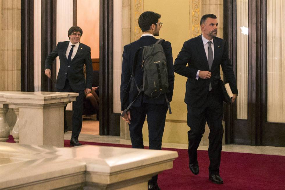 El conseller de Empresa, Santi Vila sale del despacho del presidente de la Generalitat, Carles Puigdemont.