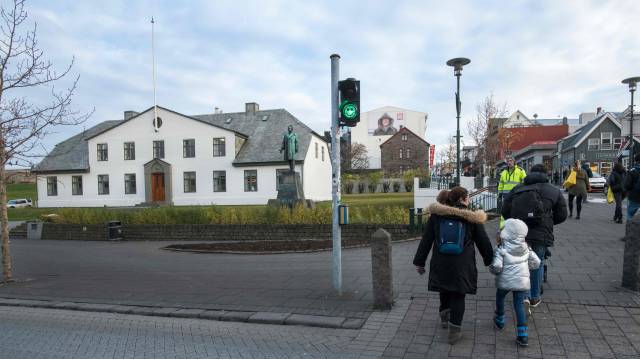Exterior de la oficina del primer ministro islandés.
