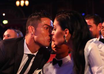 El beso de Cristiano y el posado familiar