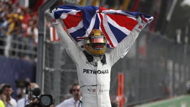 Hamilton celebra su cuarto título.