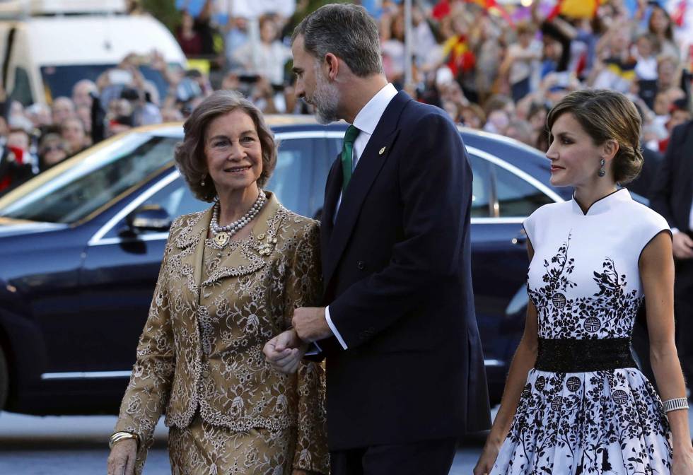 La reina Sofñia, con don Felipe y doña Letizia en los premios Princesa de Asturias.