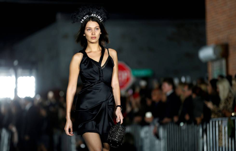 Bella Hadid, con un vestido lencero en el desfile de la colección primaveraverano 2018 de Alexander Wang.