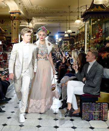 Dos modelos en el desfile organizado por los dise&ntilde;adores en Londres.