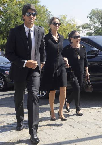 Fernando Verdasco, Isabel Preysler y Mercedes Arrastia, en el entierro de Miguel Boyer, el 30 de septiembre de 2014.