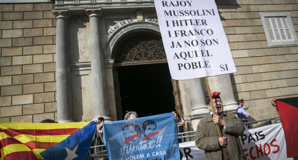 Protesta en la plaza de Sant Jaume de Barcelona.