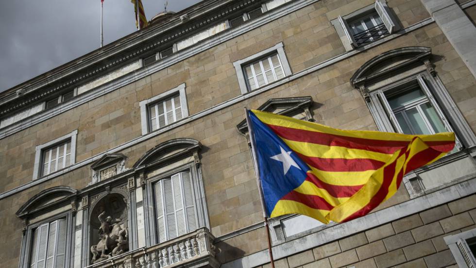 Estelada en la plaza de Sant Jaume.