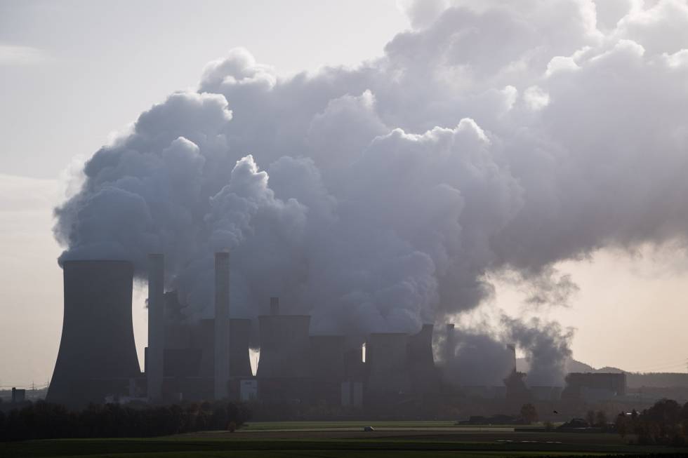 Las chimeneas de una fábrica alimentada por carbón en Berheim (Alemania).