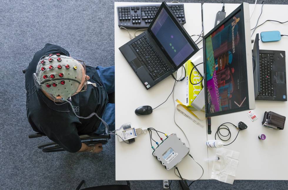 Experiência do Instituto Federal Suíço de Tecnologia de Lausanne para controlar um computador com pensamentos.