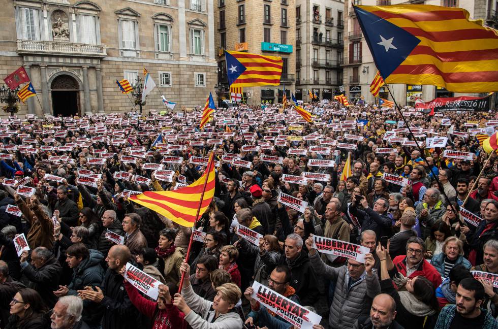 Manifestantes frente al edificio de la Generalitat de Catalunya en Barcelona.