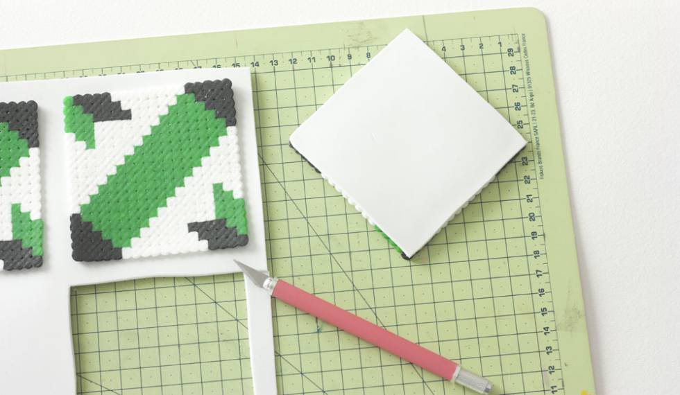 Instrucciones para hacer un posavasos con abalorios de plástico.
