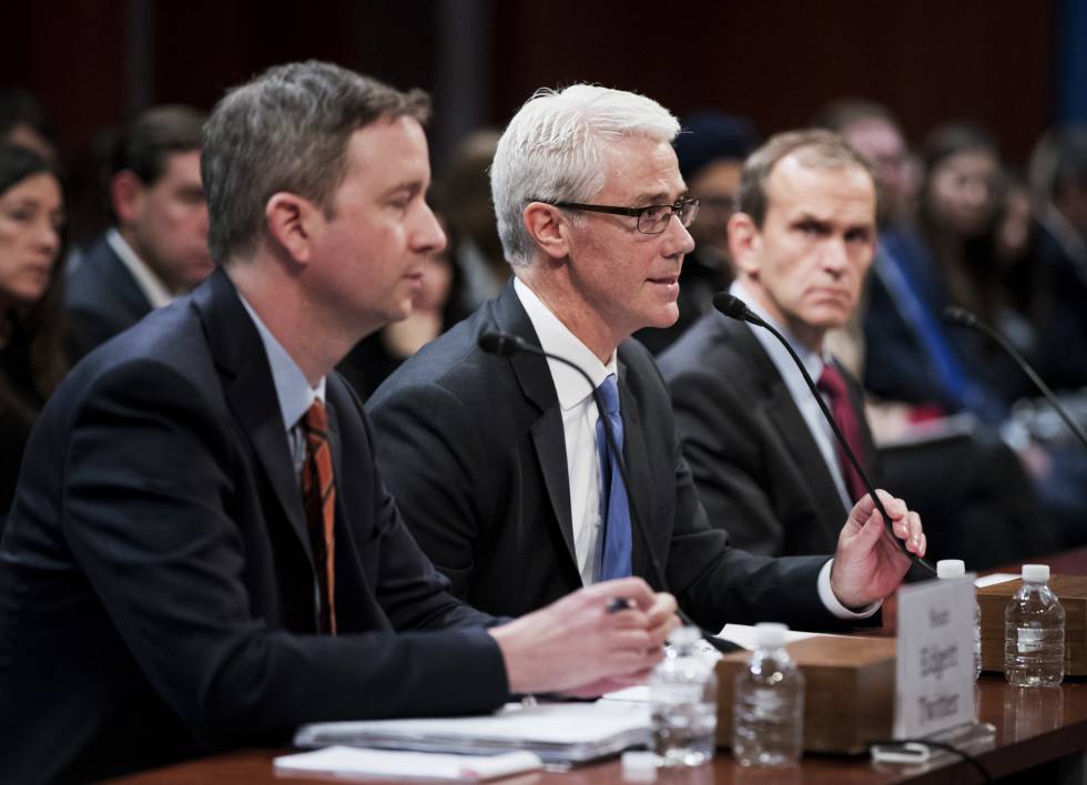 De izquerda a derecha, los representantes de Twitter (Sean Edgett), Facebook (Colin Stretch) y Google (Kent Walker), testificando en el Congreso de Estados Unidos el 1 de noviembre pasado.