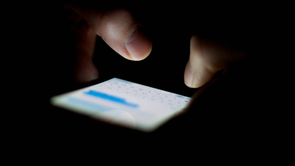 Un joven utiliza la aplicación Whatsapp.