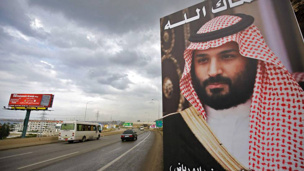 Un cartel en el que figura el príncipe Mohamed Bin Salman junto a la frase "Que dios nos proteja" en el norte de Líbano.