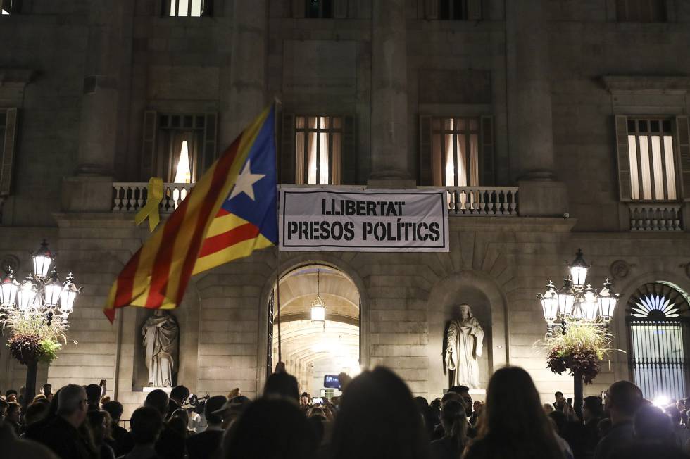 Una pancarta en el balcón del Ayuntamiento de Barcelona.