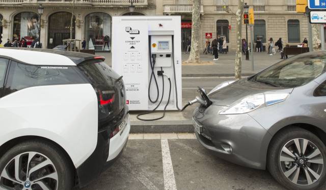 Los coches eléctricos y autónomos habrán desplazado por completo a los convencionales en 2050.