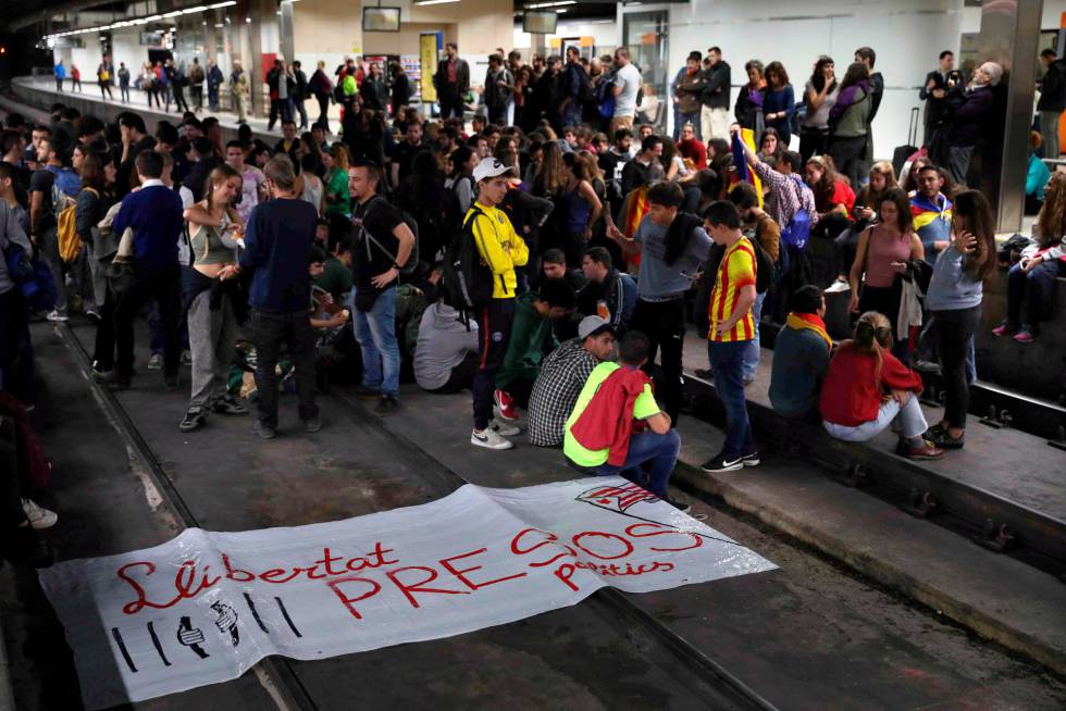 Varios manifestantes independentistas cortan las vías del AVE en la estación de Sants durante la huelga general del pasado miércoles 8.