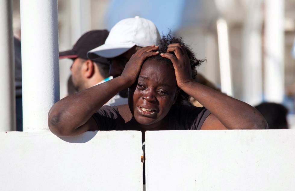 Una mujer inmigrante rescatada en el Mediterráneo llora al llegar al puerto de Reggia Calabria (Italia). Ocho de sus compañeros fallecieron en el viaje. Foto: EFEEPAMARCO COSTANTINO.