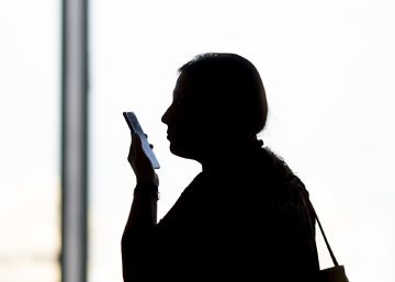 Un ciudadano usa su tel&eacute;fono m&oacute;vil. 