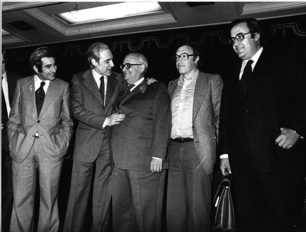 Algunos de los responsables de la Constitución de 1978: Gabriel Cisneros, José Pedro Pérez Llorca y Emilio Attard, de UCD; Jordi SoléTura, del PCE, y Gregorio Peces Barba, del PSOE.