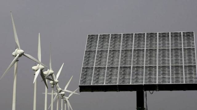 Molinos aerogeneradores y panel de energía fotovoltaica.