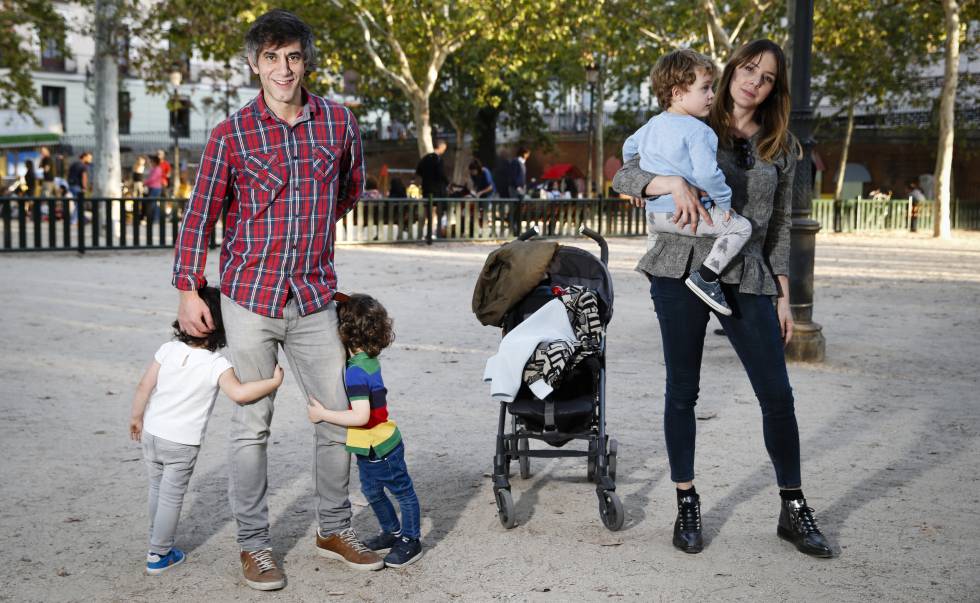 Bastarreche con sus mellizos y Rodríguez junto a su hijo.