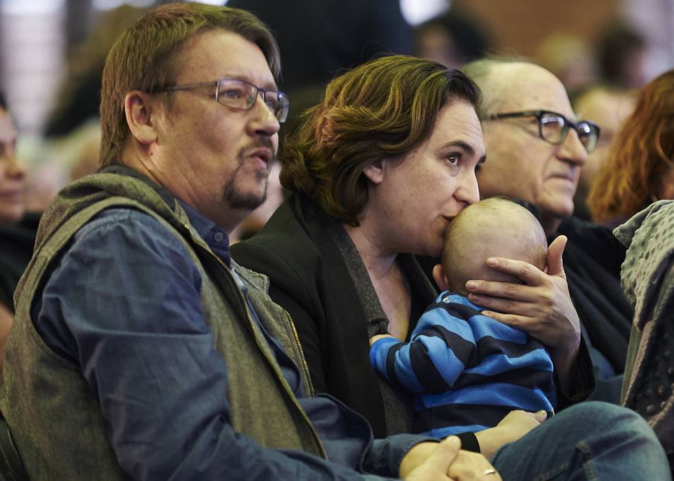 La alcaldesa de Barcelona, Ada Colau, con su bebé en brazos, y el cabeza de lista de los comunes, Xavier Domènech, a su izquierda, durante la asamblea de Catalunya en Comú.