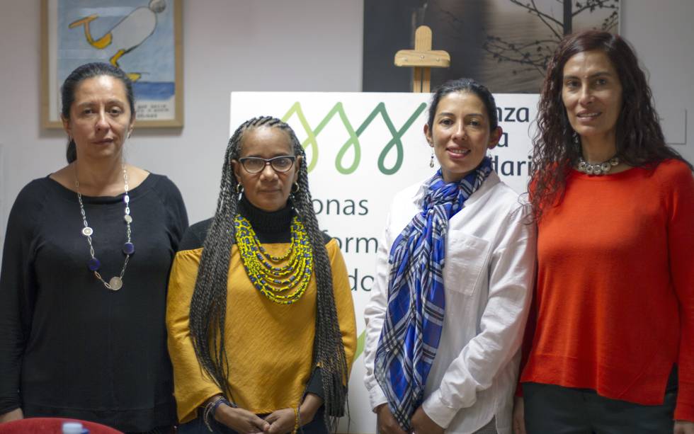 De izquierda a derecha, Pilar Rueda, Charo Mina Rojas, Camila Cienfuegos y Eliana Romero, participantes en un encuentro para hacer balance de un año de acuerdo de paz en Colombia.