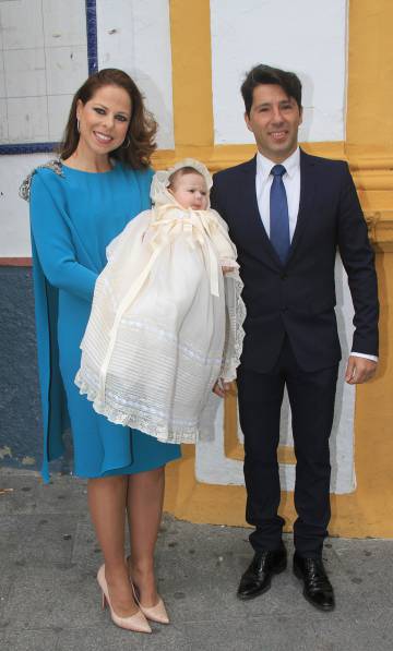 La cantante Pastora Soler y su marido Francisco Viñolo durante el bautizo de su hija en Sevilla en enero de 2016.