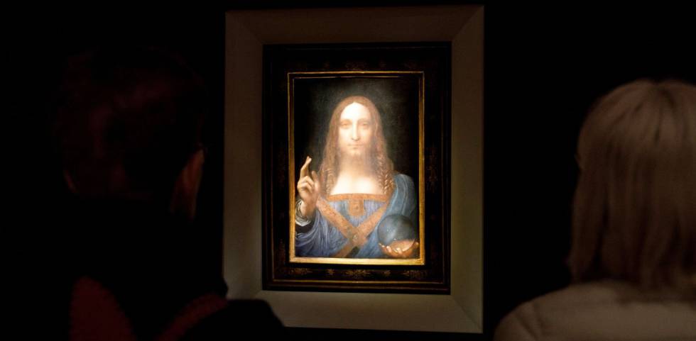 Varias personas observan la obra 'Salvator Mundi' del artista Leonardo da Vinci (1500), durante una vista previa pública antes de la subasta de Christie's en Nueva York.