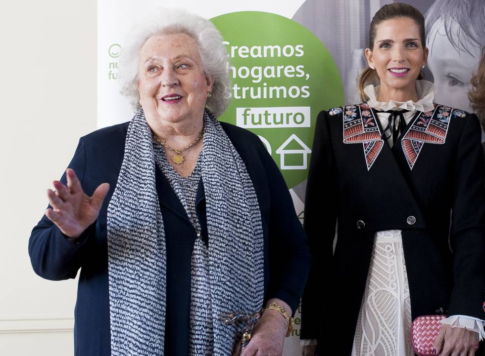 La infanta Pilar de Borbon y, a la derecha, Margarita Vargas, en la presentación del Rastrillo Nuevo Futuro el pasado lunes.