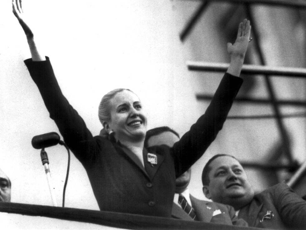 Eva Perón saluda a sus seguidores durante un acto público en Buenos Aires EN 1950.