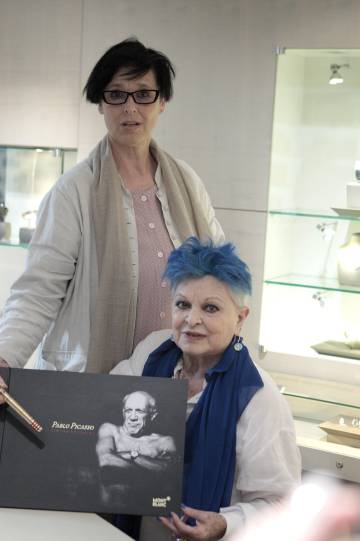 Lucía Bosé, con su hija Lucía Dominguín, en una presentación de Picasso.