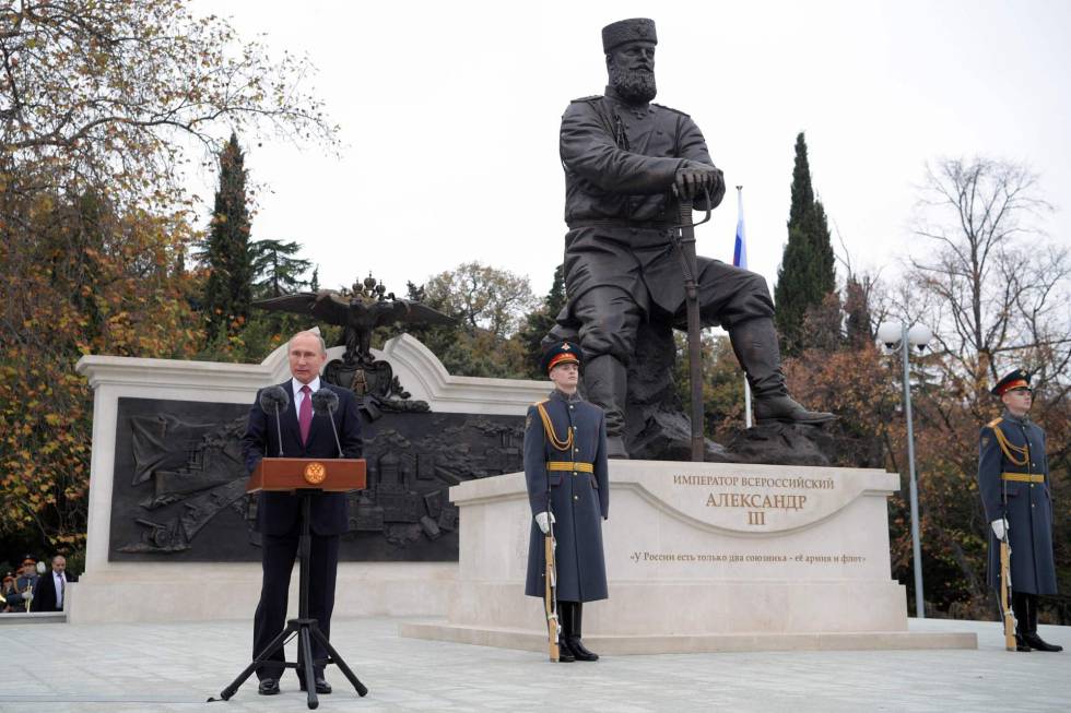 Putin da un discurso frente a la estatua de Alejandro III en Yalta, Crimea, este 18 de noviembre.
