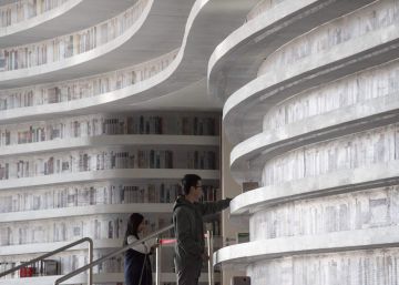 La biblioteca más futurista de China no tiene tantos libros como parece: muchos están pintados