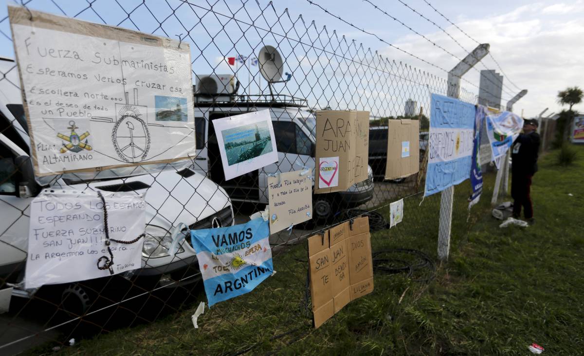 Pancartas de apoyo a los 44 marinos del submarino perdido, en el perímetro de la base naval de Mar del Plata.