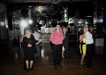 Salí de fiesta en una discoteca de señoras mayores un domingo por la tarde