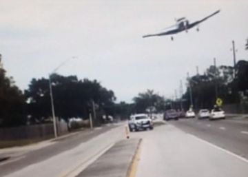 Una avioneta pierde el control y aterriza en plena autopista