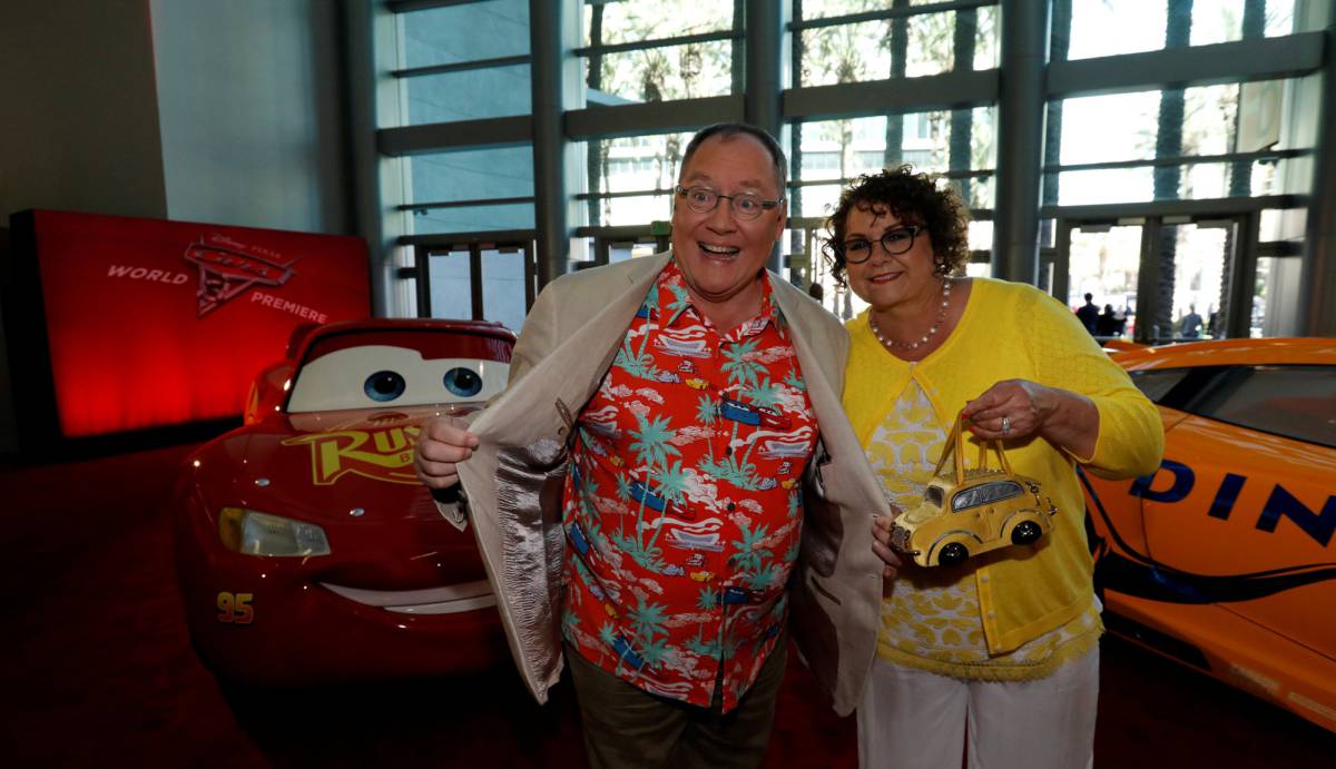 John Lasseter y su mujer Nancy posan durante el estreno en Estados Unidos de 'Cars 3'.