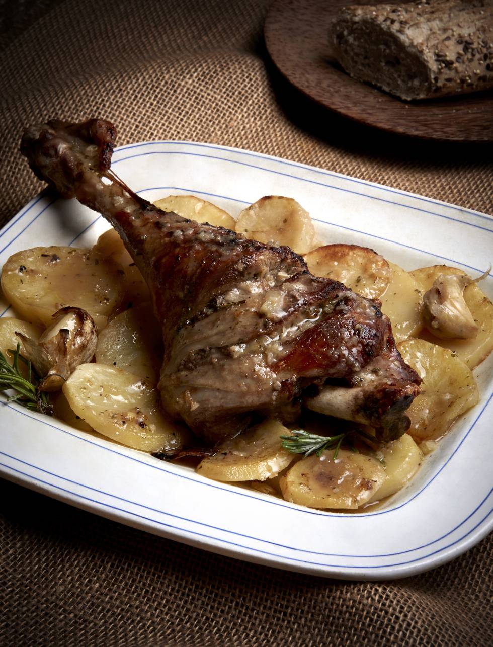 “En gran medida, este plato se la juega con la materia prima. La única preparación es majarlo con ajo y limón y meterlo en el horno con patatas panadera, que logran aportar una mezcla muy sabrosa. De vez en cuando hay que ir pinchando la carne, ver la textura interior y comprobar que siempre quede crujiente. Las temperaturas dependen mucho de cada horno”.