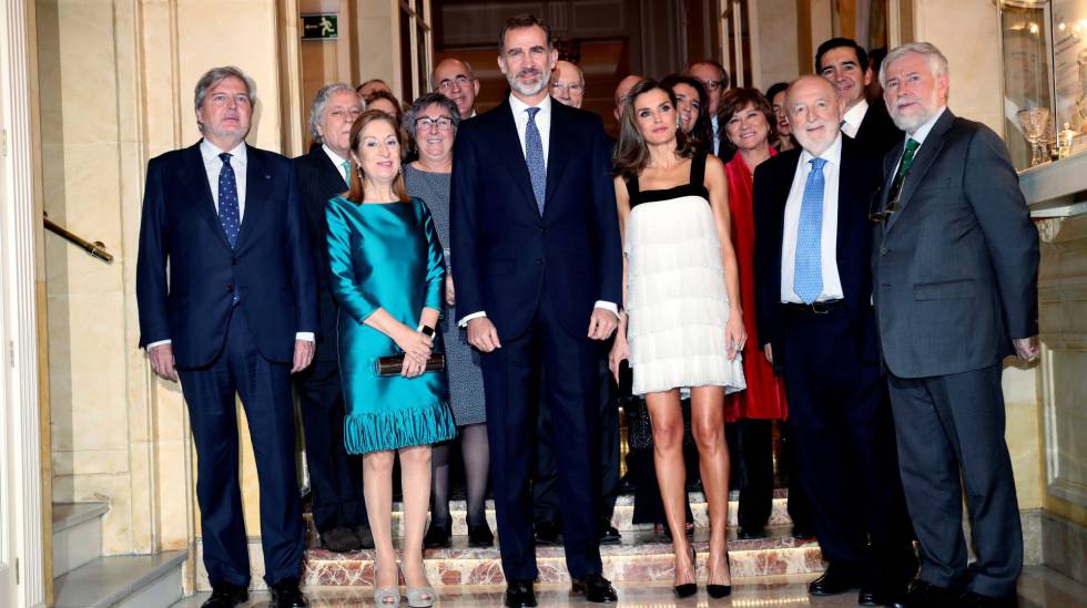 Los Reyes, el ministro de Cultura Íñigo Méndez de Vigo, la presidenta del Congreso Ana Pastor, Diego Carcedo y el premiado Florencio Domínguez, en los premios Francisco Cerecedo