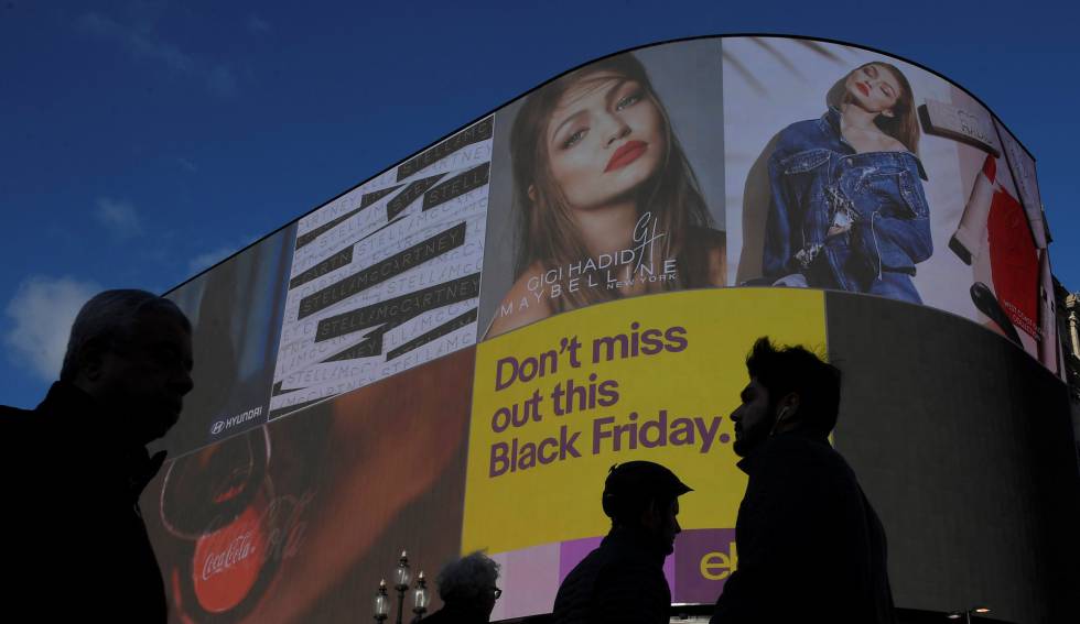 Publicidad de los descuentos del Black Friday en la plaza de Picadilly Circus de Londres el 23 de noviembre