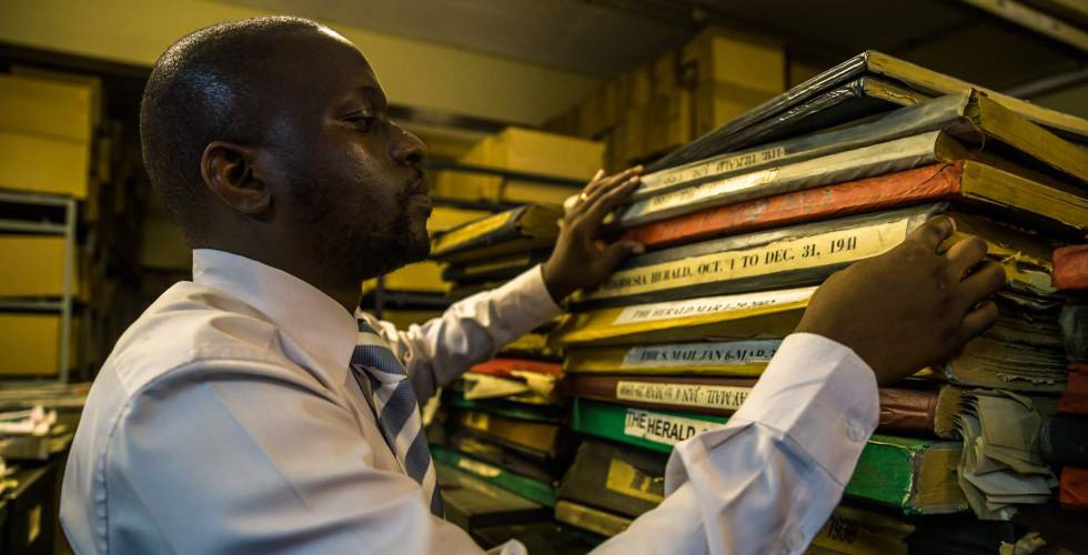 Un dependiente en una librería de Harare, en Zimbabue.
