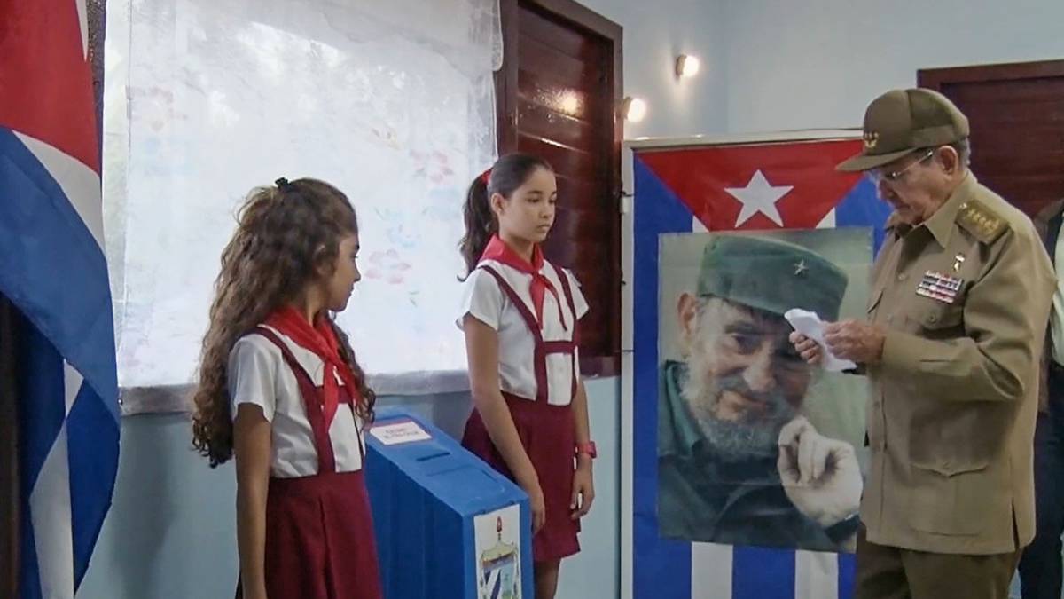 El presidente de Cuba, Raúl Castro, antes de votar.