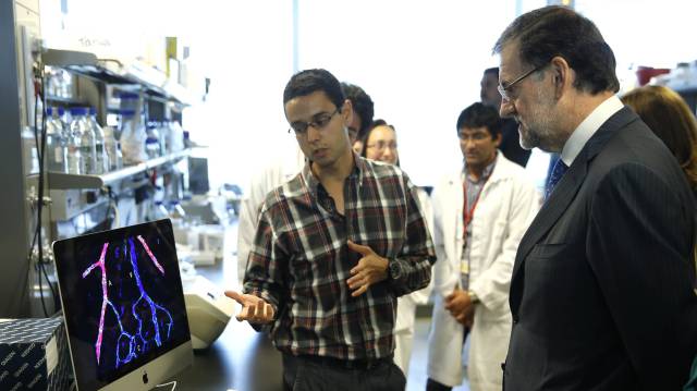 Rajoy escucha a un investigador.