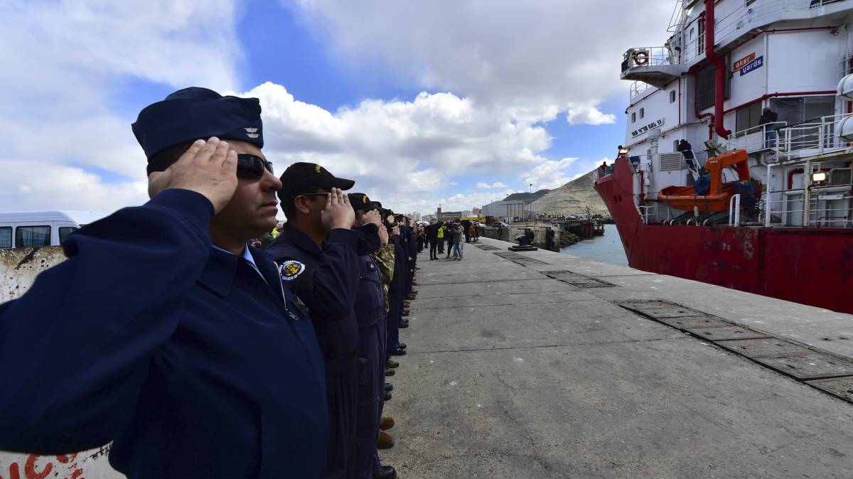 Marinos argentinos y de EE UU despiden una nave de rescate.