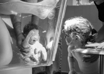 La imagen de un parto natural desaparece de Facebook temporalmente por incumplir sus normas