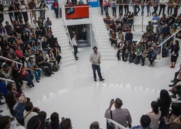 Presentaci&oacute;n de 'Poes&iacute;a o Barbarie' en el pabell&oacute;n de Madrid, en la FIL